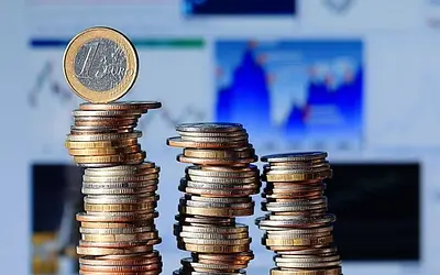 Ελλάδα: Σταθερή η πιστοληπτική ικανότητα, αλλά οι κίνδυνοι καραδοκούν
