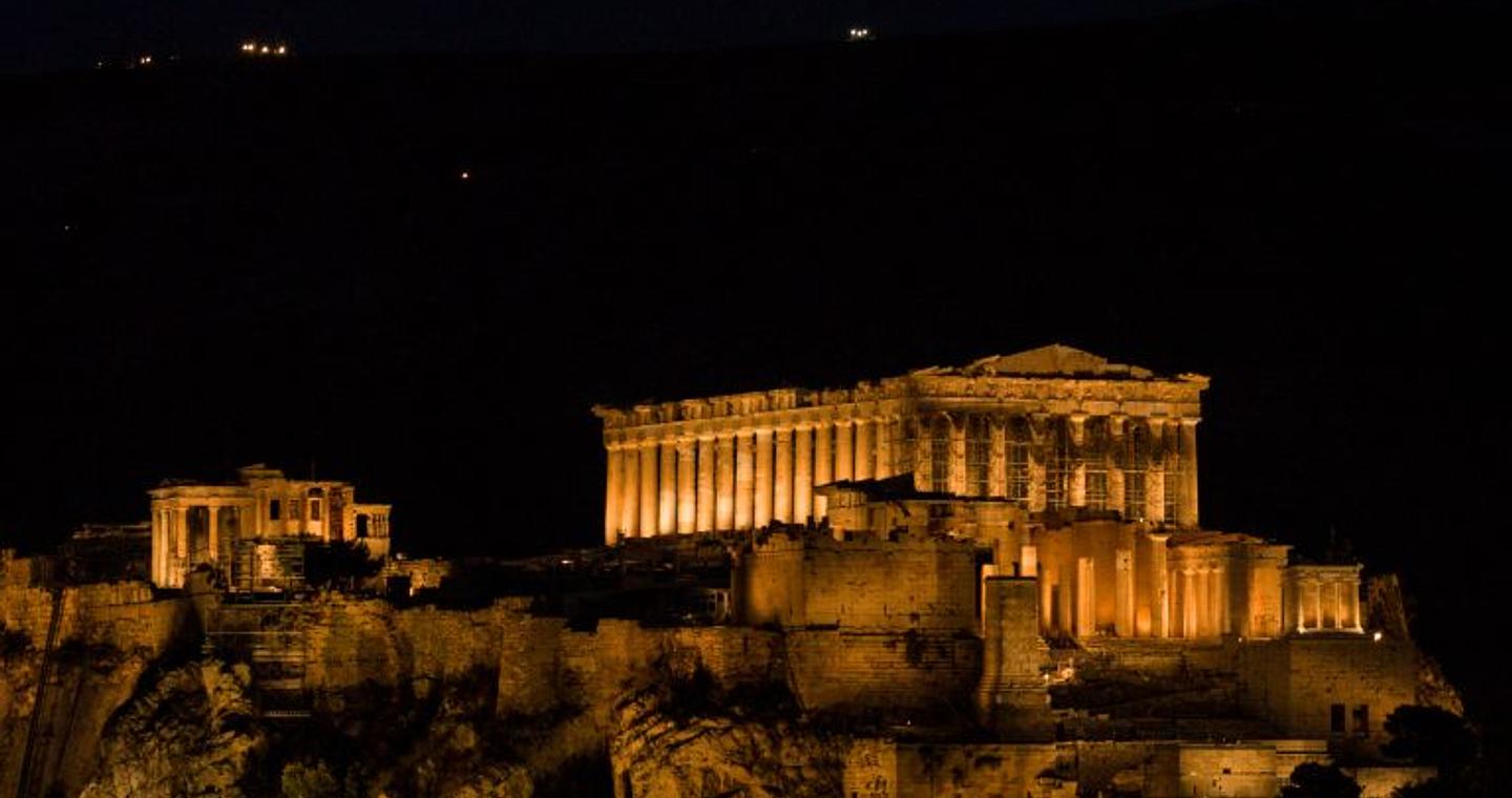 «Ματωμένο Φεγγάρι»: Μάγεψε η πανσέληνος του Σεπτεμβρίου – Εντυπωσιακές εικόνες