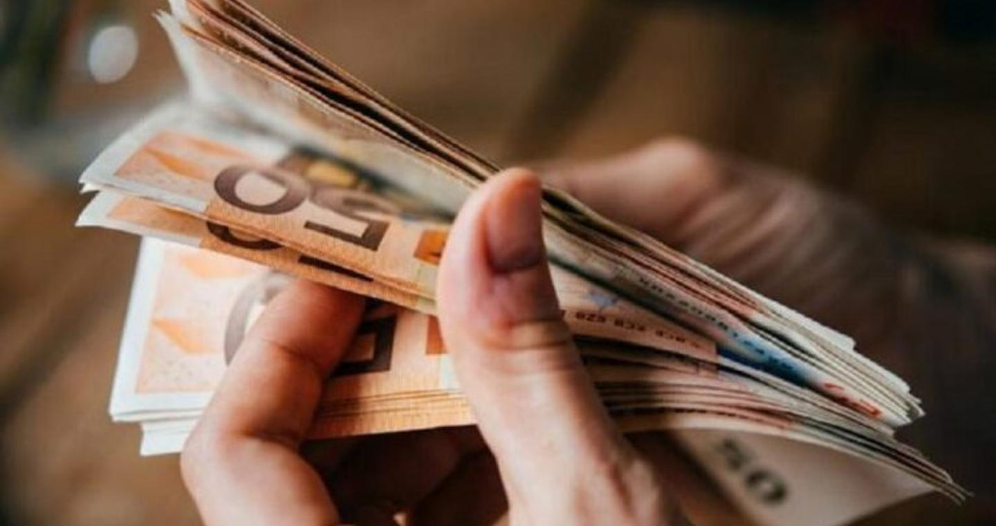 Ενίσχυση εισοδημάτων: Αυξήσεις στις συντάξεις από τον Ιανουάριο του 2026 – Τι ισχύει για τον κατώτατο μισθό (παραδείγματα)