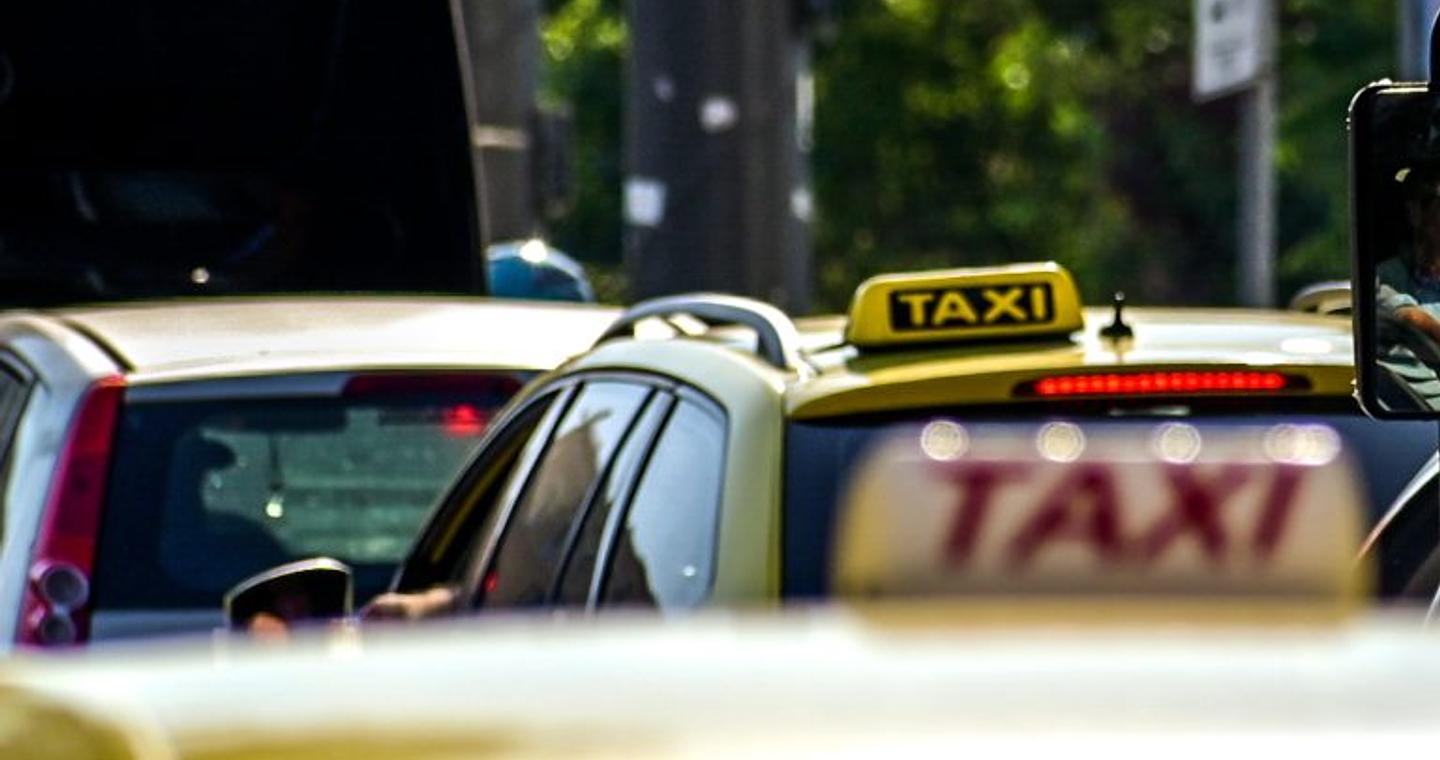 Ταξί: «Χειρόφρενο» έως τις 6 το πρωί της Πέμπτης 11/9 – Ειδική σήμανση στα ταξί «επιφυλακής»