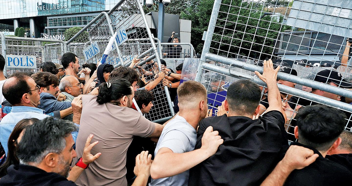Τουρκία: Ο Ερντογάν «εξαφανίζει» την αντιπολίτευση