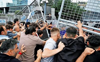 Ένταση στην Κωνσταντινούπολη: Επεισόδια σε συγκέντρωση της αντιπολίτευσης