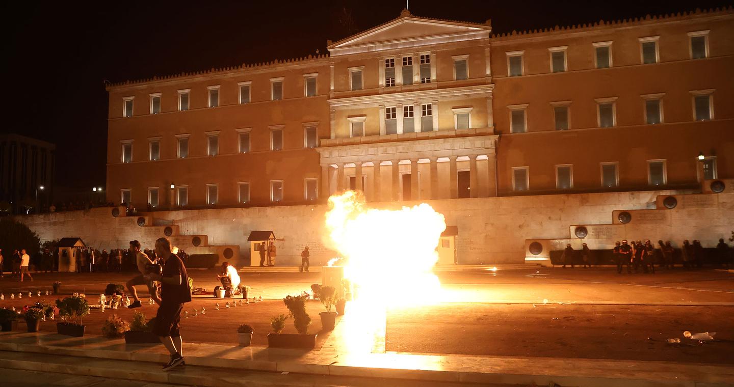 Επεισόδια στο Σύνταγμα μετά τη συγκέντρωση για τα Τέμπη