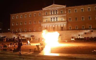 Ένταση στο Σύνταγμα: Μολότοφ, χημικά και αναταραχή μετά τη συγκέντρωση