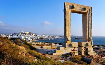 Σοκ στη Νάξο: Συρματόπλεγμα για την Πορτάρα! Είναι αυτή η λύση;