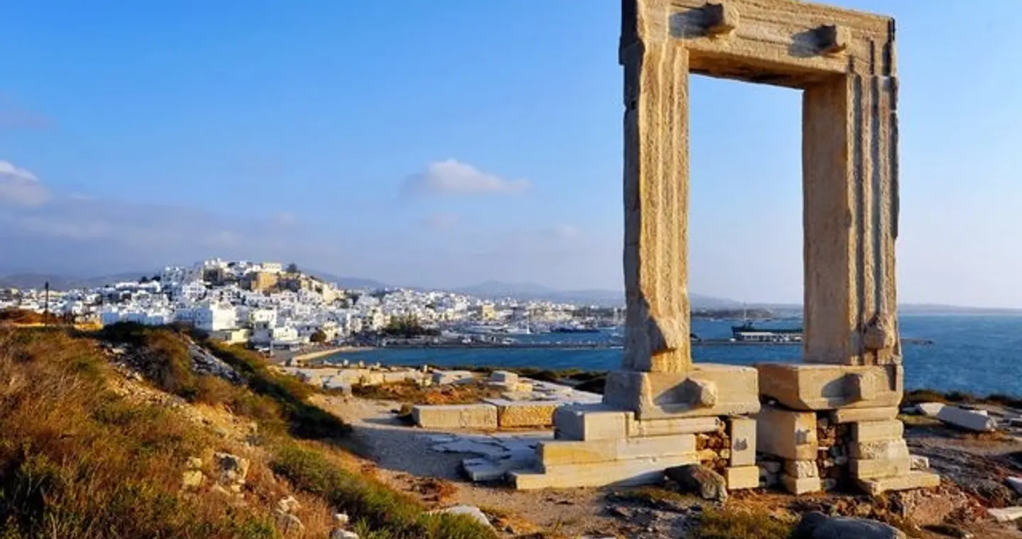 Νάξος: “Προστατεύουν” την Πορτάρα με… συρματόπλεγμα μετά τον σάλο