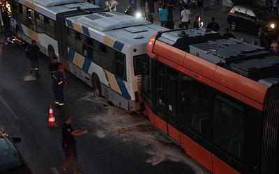 Πειραιάς: Τραμ συγκρούστηκε με λεωφορείο – Δεκάδες τραυματίες!