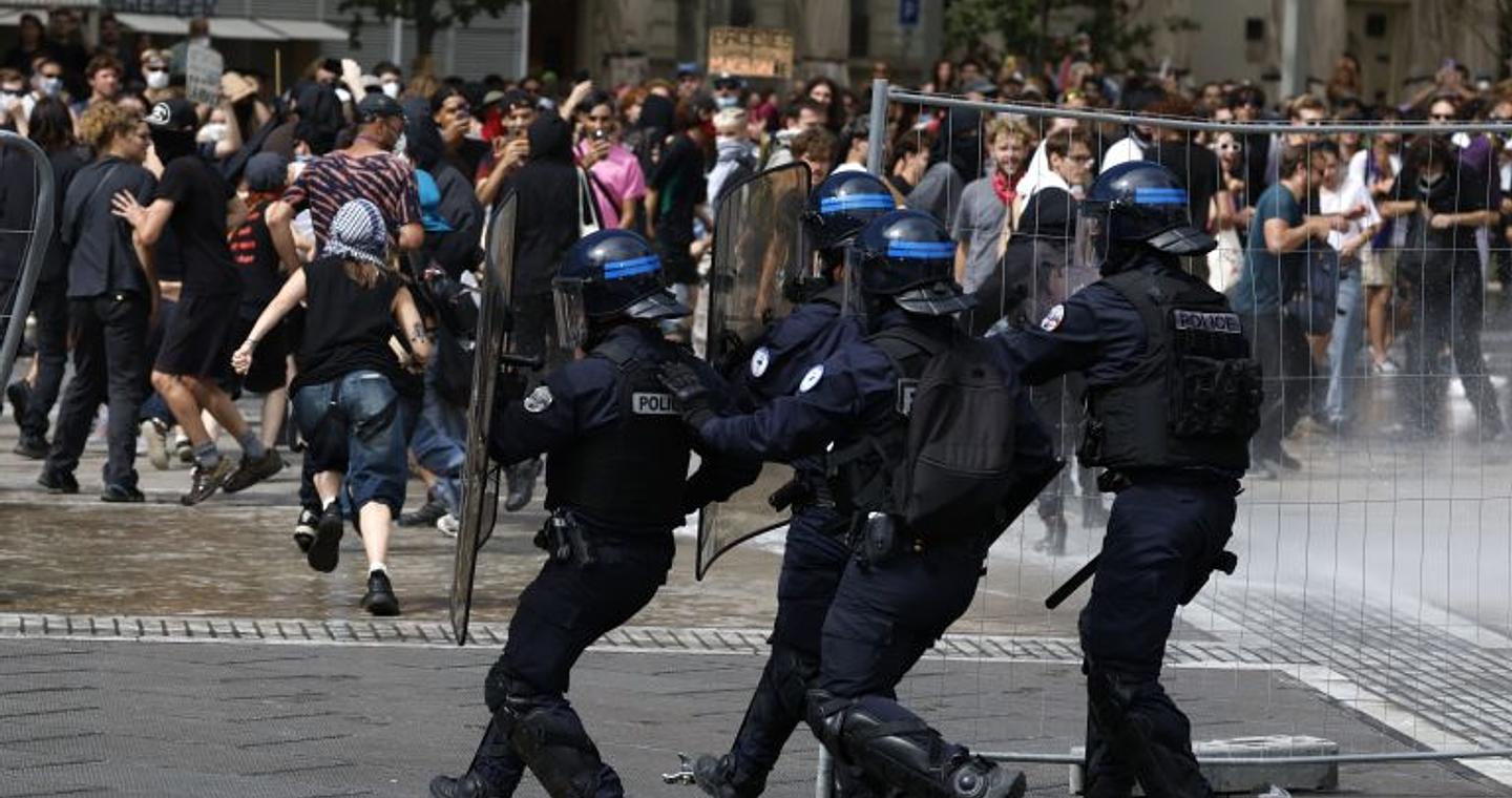 Γαλλία: «Βάπτισμα πυρός» για τον Λεκορνί οι κινητοποιήσεις του «Μπλοκάρουμε τα πάντα» – 175.000 διαδηλωτές στους δρόμους, περισσότερες από 300 συλλήψεις