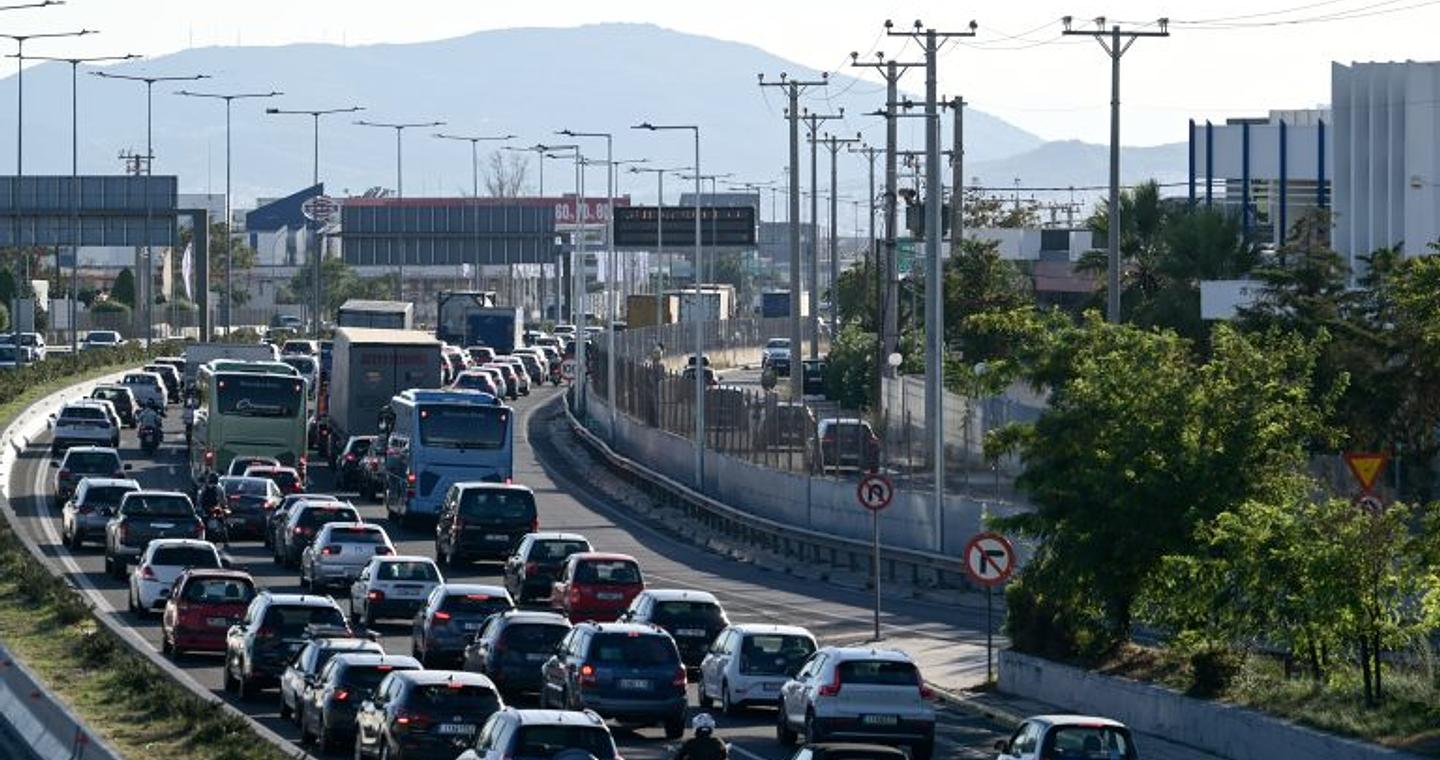 Λ. Κηφισίας: Προβλήματα κυκλοφορίας στο ύψος του Αμαρουσίου, λόγω πτώσης υλικών στο οδόστρωμα