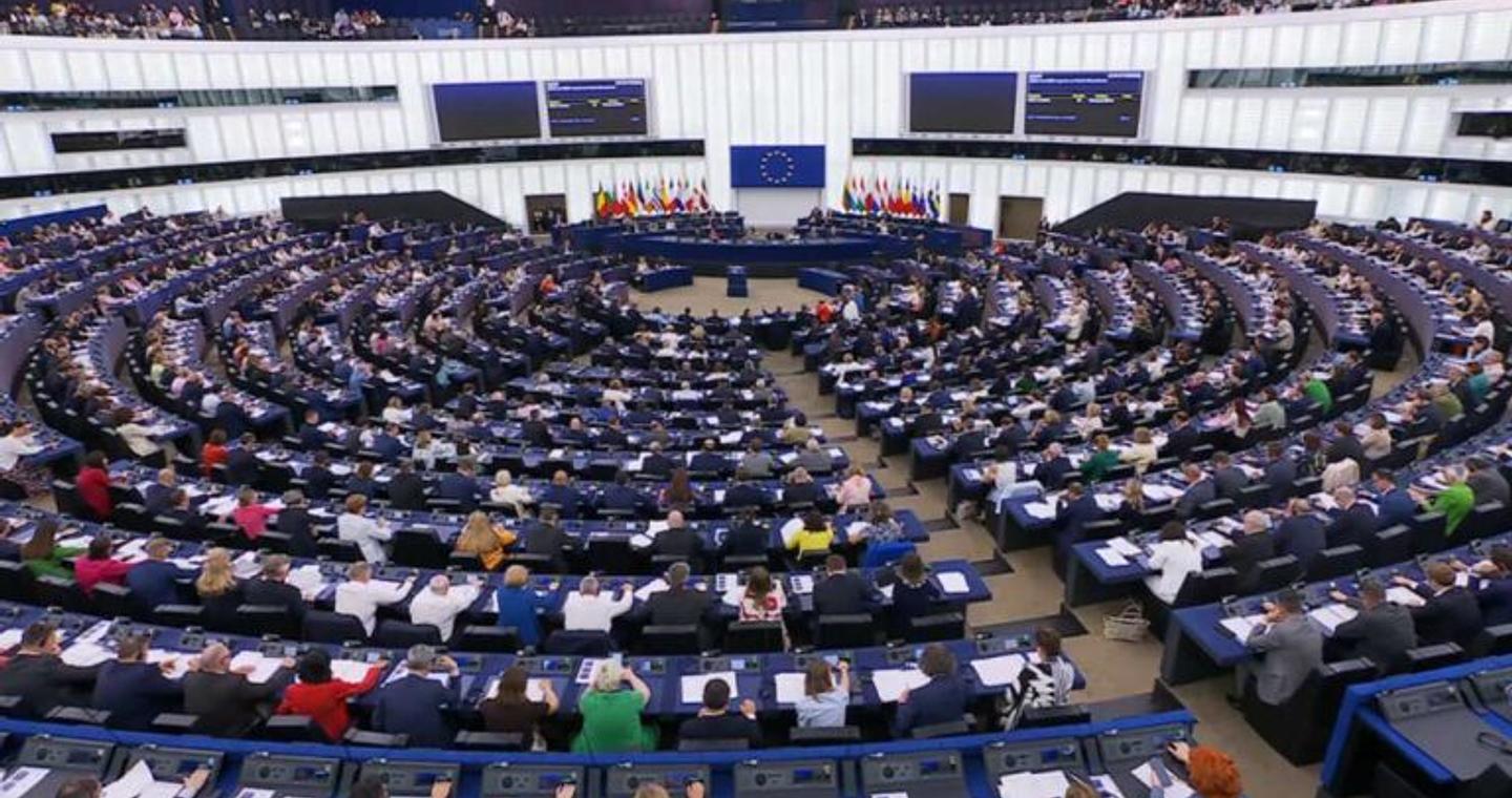 Ευρωπαϊκό Κοινοβούλιο: Διχασμός για το αν έπρεπε να τηρηθεί ενός λεπτού σιγή για τον Τσάρλι Κερκ – Βίντεο «πρωτοφανούς» έντασης