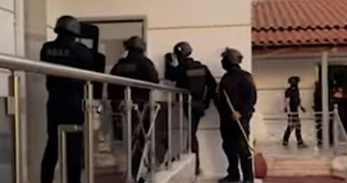 Επιχείρηση της ΕΛ.ΑΣ. στο Ζεφύρι: 8 συλλήψεις, κατασχέθηκαν όπλα και ηχεία μεγάλης ισχύος (βίντεο)