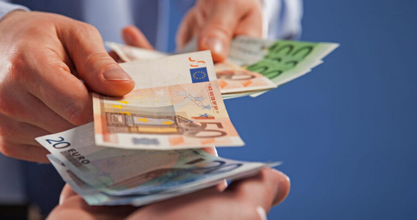 Φορολογική μεταρρύθμιση: Νέοι εργαζόμενοι, οικογένειες με παιδιά και ένστολοι οι κερδισμένοι (παραδείγματα)