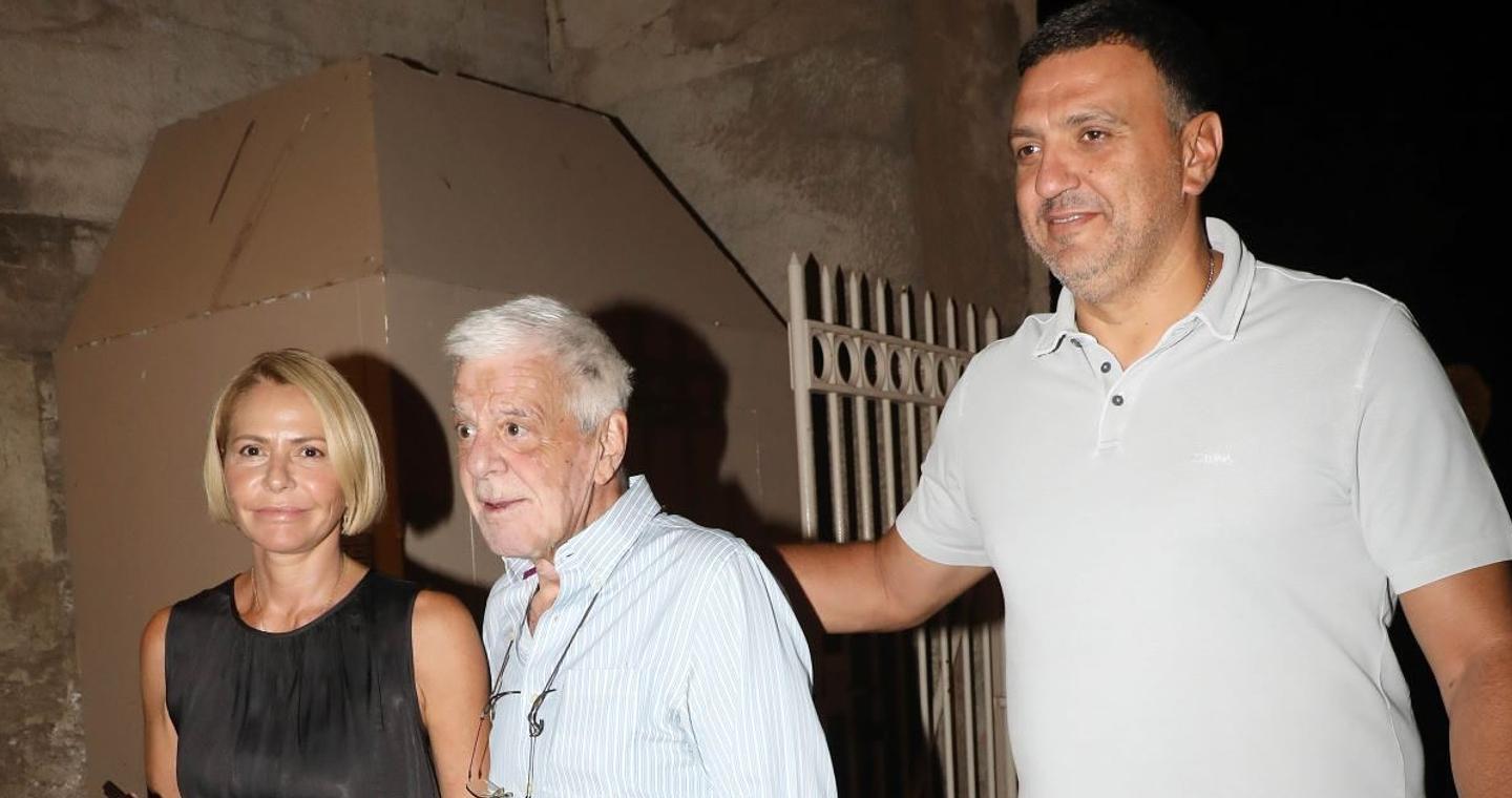 Η Τζένη Μπαλατσινού με τον πατέρα της και τον Βασίλη Κικίλια στο Ηρώδειο