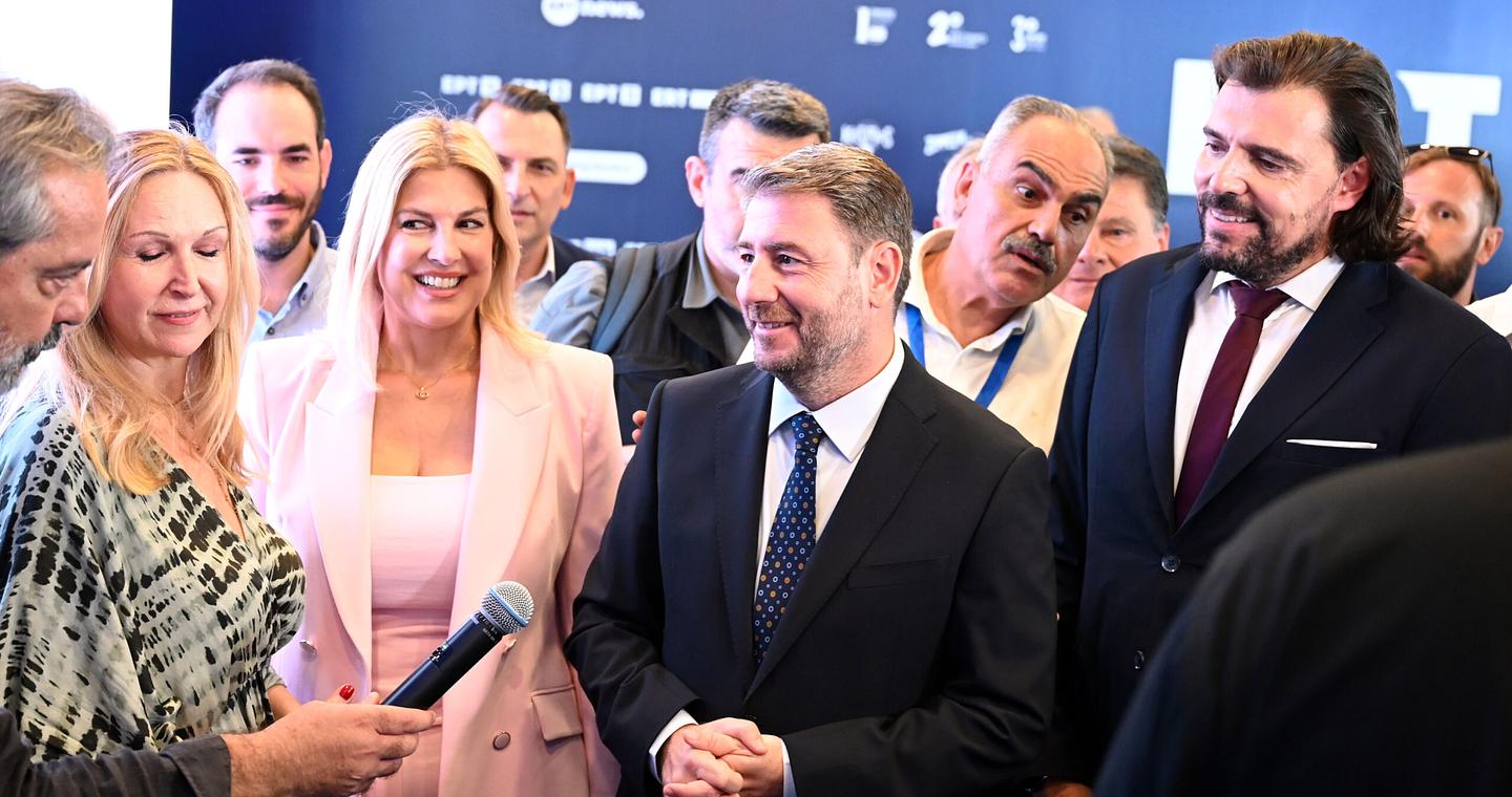 Ν. Ανδρουλάκης: Περιοδεία στα περίπτερα της ΔΕΘ – Το «Akademia», οι παλιοί γνωστοί και η φανέλα του Αρη