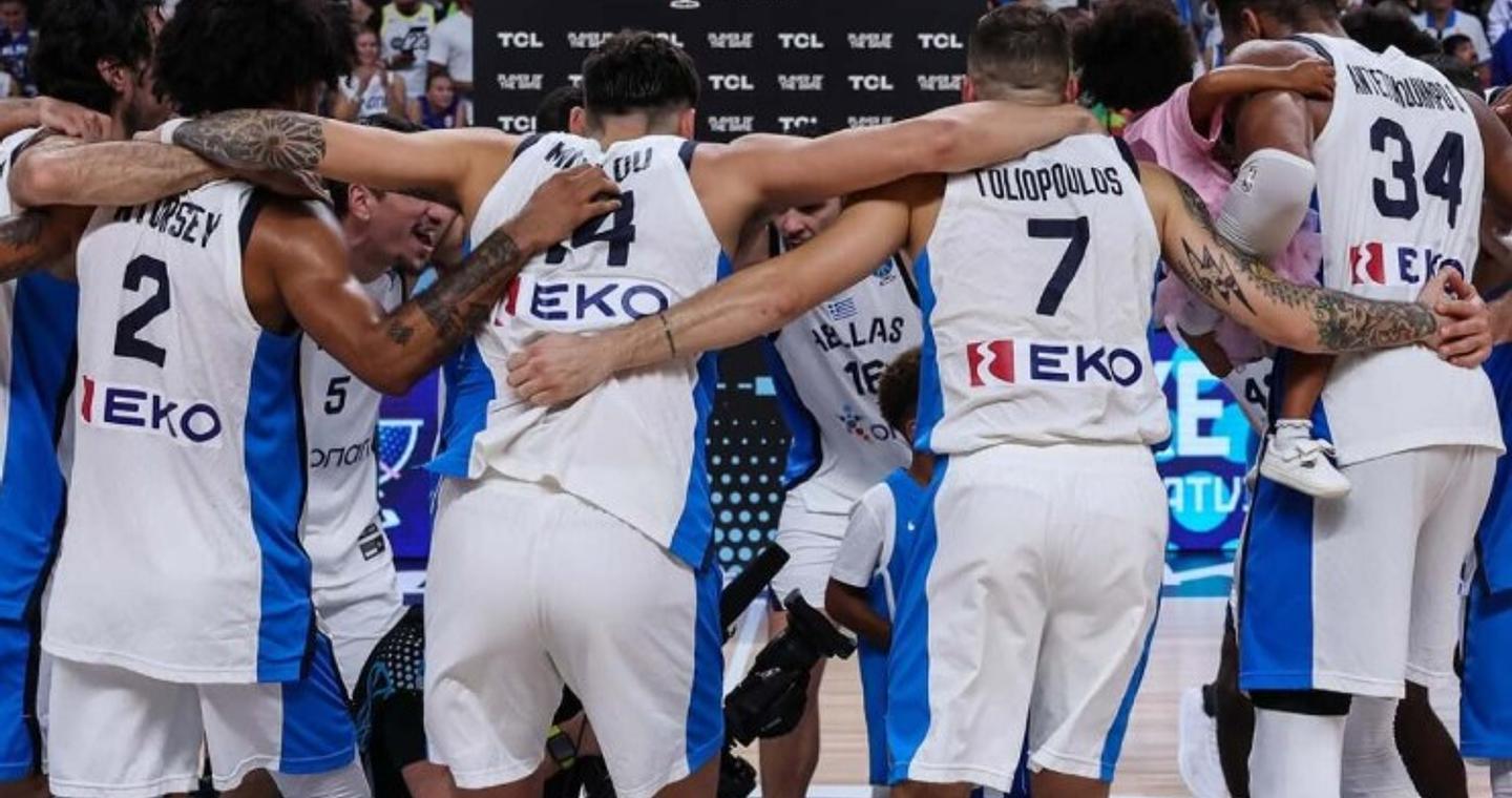 Ξέφρενο πάρτι της Εθνικής για το Χάλκινο στα αποδυτήρια – Το μεσημέρι έρχεται στην Ελλάδα η αποστολή