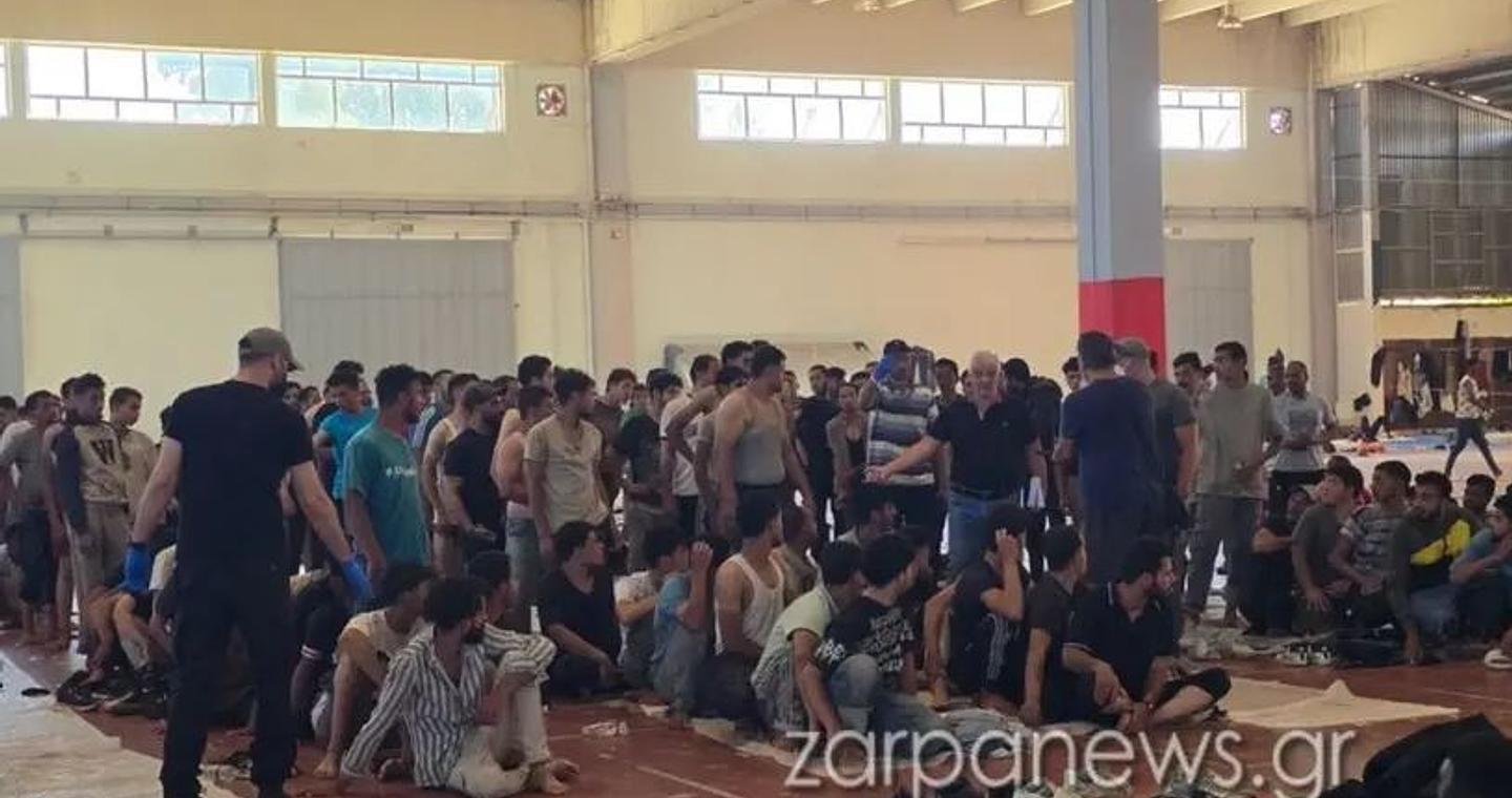 Κρήτη: Πάνω από 1.100 μετανάστες στην Αγυιά, ενώ φτάνουν συνεχώς βάρκες