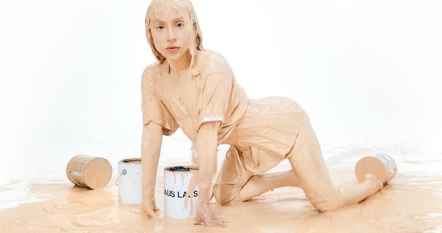 Lady Gaga: Πασαλείφτηκε από την κορυφή μέχρι τα νύχια με μπογιά - Εντυπωσιακή στο video που «ανέβασε»