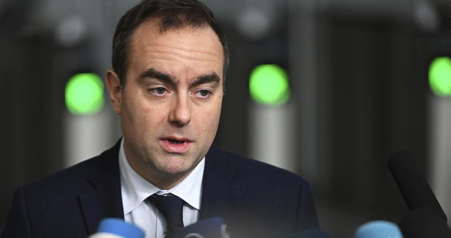 Γαλλία: Ο Λεκορνί καταργεί τα διά βίου προνόμια των πρώην πρωθυπουργών -Το μήνυμα λιτότητας