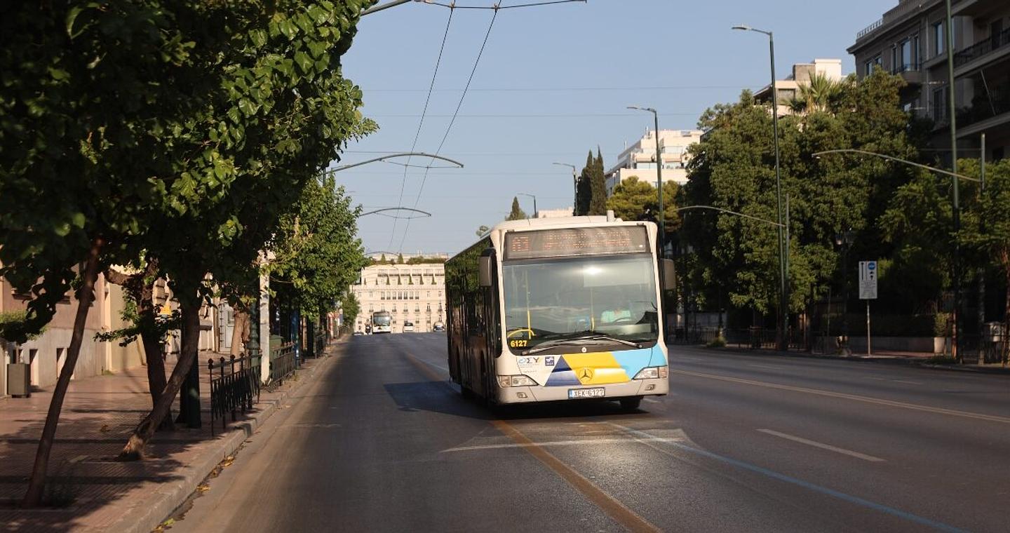 Γλυφάδα: Προσπάθησε να κατεβάσει το παντελόνι του μέσα σε λεωφορείο - Τον έσπρωξε επιβάτης και τον τραυμάτισε
