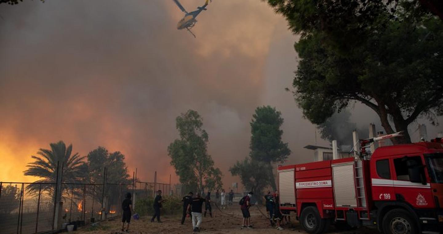 Φωτιά τώρα στα Οινόφυτα – Καίει χαμηλή βλάστηση