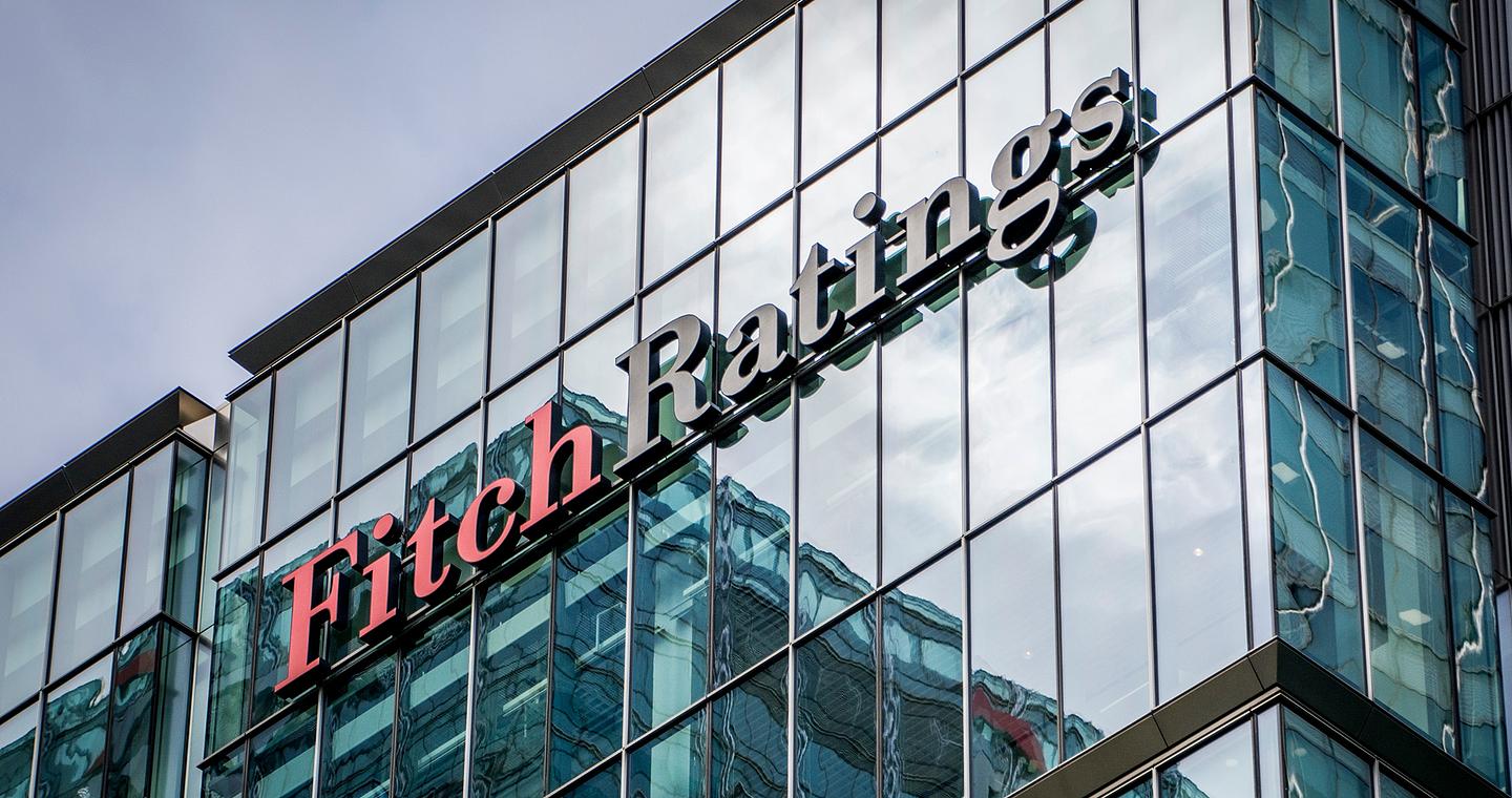 Γαλλία: Ο οίκος αξιολόγησης Fitch υποβάθμισε την πιστοληπτική ικανότητα της χώρας