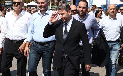 Ανδρουλάκης στη ΔΕΘ: Επισκέψεις, συζητήσεις και δώρα από αθλητικούς συλλόγους