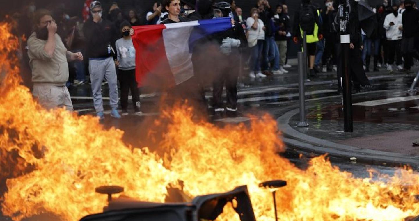 Υπό πίεση η Γαλλία μετά την υποβάθμιση από τον οίκο Fitch