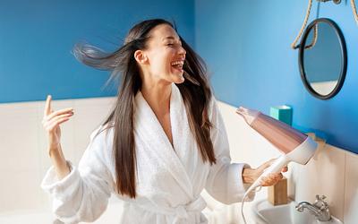 Blow-drying: Η τεχνική που απογειώνει τα μαλλιά σου φέτος το φθινόπωρο!
