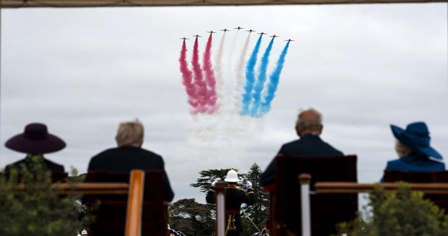 Βασιλική υποδοχή για Τραμπ και Μελάνια στη Βρετανία: Η τελετή Beating Retreat και η συγκινητική επίσκεψη στον τάφο της Ελισάβετ