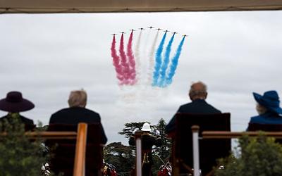 Μεγαλειώδης υποδοχή Τραμπ στη Βρετανία: Στρατιωτικές τιμές και συναντήσεις