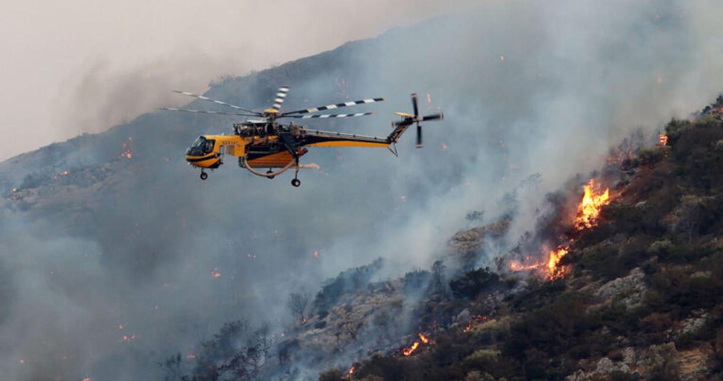 Φωτιά τώρα στην περιοχή Σοφό Ασπροπύργου – Στη «μάχη» και εναέρια μέσα