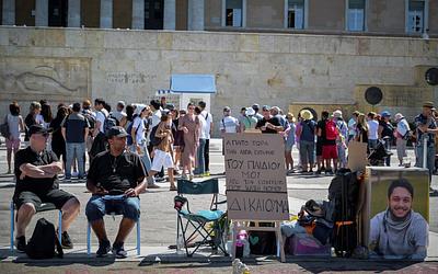 Συγκλονίζει η αλληλεγγύη στον πατέρα που απεργεί για τα Τέμπη