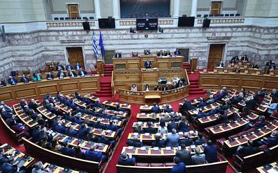 Πολιτική «μάχη» για μισθούς και εκλογές: Μητσοτάκης vs. Ανδρουλάκης