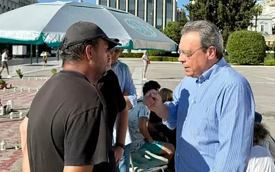 Συγκλονιστική συνάντηση Φάμελλου με τον πατέρα του θύματος των Τεμπών