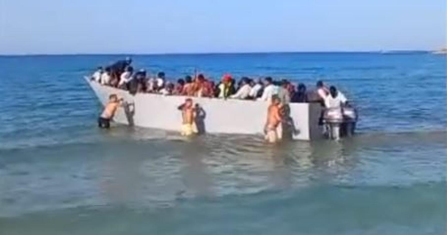 Σάλος με το βίντεο με τους μετανάστες στη Γαύδο – «Τους βοηθήσαμε να ξεκολλήσει η βάρκα» υποστηρίζει λουόμενος