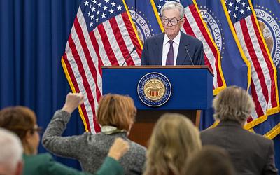 Fed: Αναθεώρηση ανάπτυξης, μείωση επιτοκίων και ανησυχίες για τον πληθωρισμό