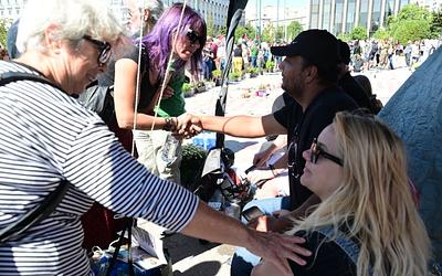 Συγκίνηση για τον πατέρα που απεργεί πείνας για τον γιο του στα Τέμπη