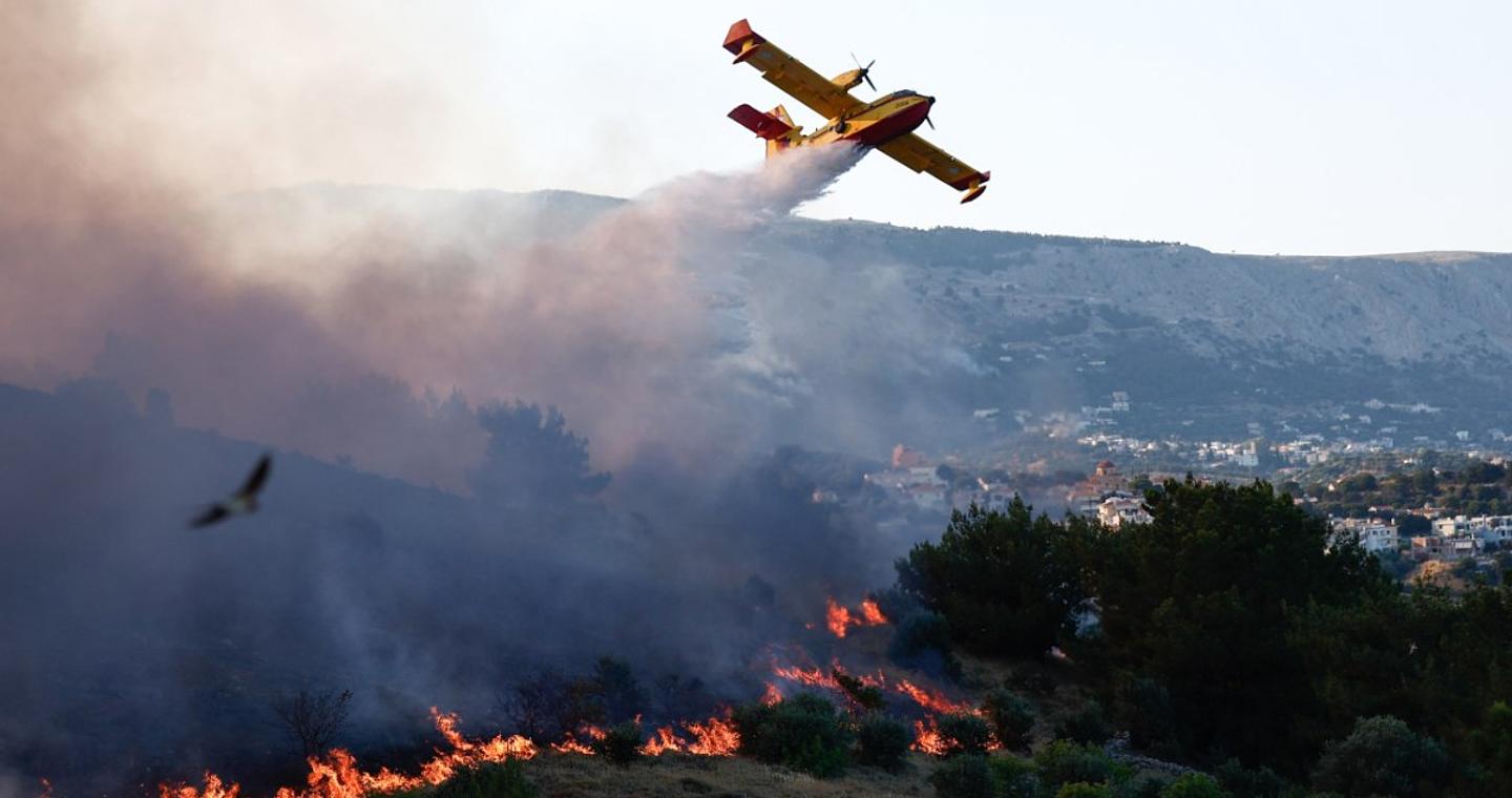 Φωτιά στη Μαγνησία – Επιχειρούν και εναέρια μέσα