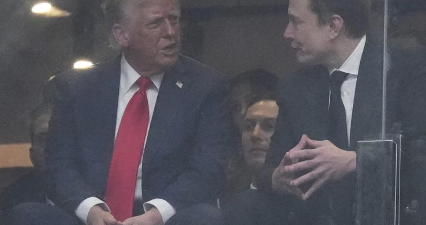 Στην κηδεία του Τσάρλι Κερκ ο Ίλον Μασκ – Η συνάντηση με τον Τραμπ και η αινιγματική ανάρτηση