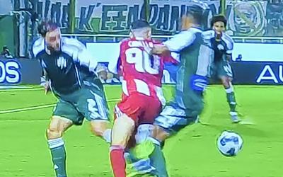 Ένταση στη Λεωφόρο: Διαμαρτυρίες Ολυμπιακού για πέναλτι και κίτρινη στον Καμπελά