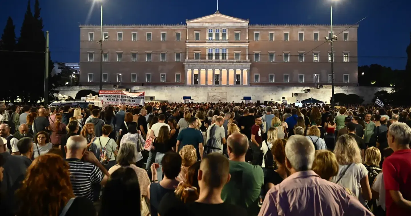 Στο πλευρό του Πάνου Ρούτσι - «Βούλιαξε» από αλληλεγγύη το Σύνταγμα [εικόνες + βίντεο] UPD
