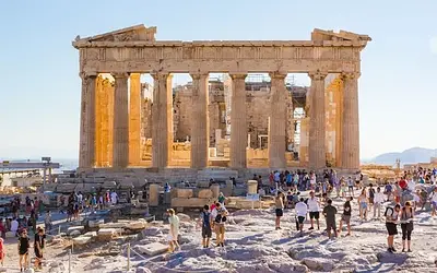 Άνοδος 12,5% στις τουριστικές εισπράξεις: Οι νέες τάσεις στην οικονομία