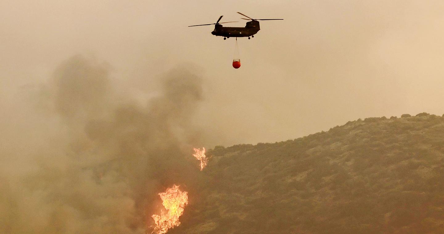 Φωτιά στην Τήνο – Σηκώθηκαν δύο ελικόπτερα