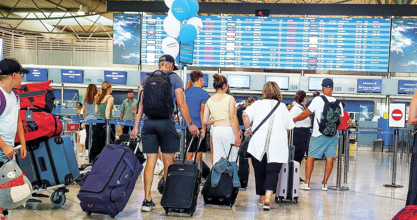 Τουρισμός: Αύξηση 15% στις εισπράξεις τον Ιούλιο – Ανοδος 6,4% στις αφίξεις