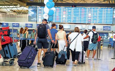 Άνοδος 15% στις τουριστικές εισπράξεις τον Ιούλιο: Τα στοιχεία της Τράπεζας Ελλάδος