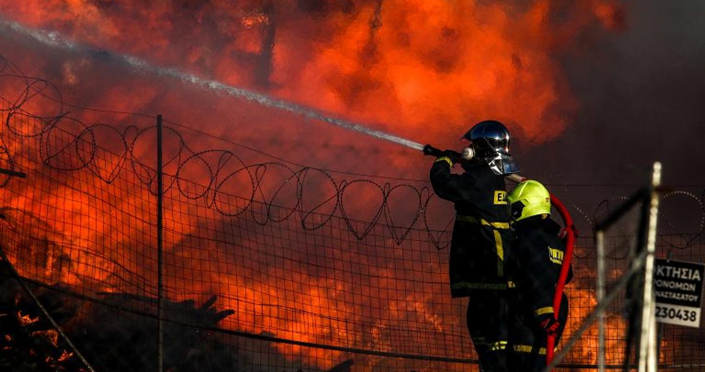 Μεγάλη φωτιά σε εργοστάσιο ξυλείας στο Μενίδι – Επεκτάθηκε σε επιχείρηση υποδημάτων