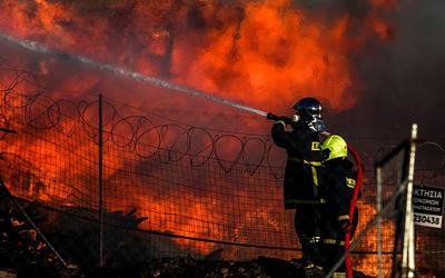 Μενίδι: Μάχη με τις φλόγες – Επεκτάθηκε η πυρκαγιά, τι λένε οι ειδικοί