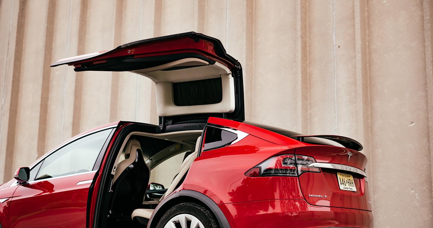 Εγκλωβισμοί λόγω χειρολαβών – Γιατί η Tesla ανασχεδιάζει τις πόρτες