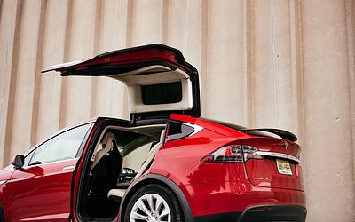 Tesla: Αλλάζουν οι πόρτες μετά τα ατυχήματα – Τι συνέβη;