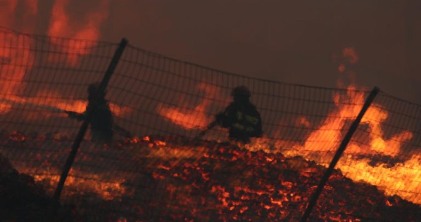 Δύσκολη νύχτα με τις φλόγες στο Μενίδι: Μαίνεται η φωτιά στο εργοστάσιο ξυλείας, εκτεταμένες καταστροφές σε βιοτεχνία υποδημάτων